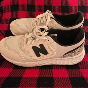 Like new New Balance tennis shoes. Size 8.5
